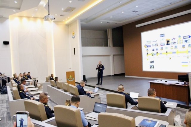 การบรรยายพิเศษ หัวข้อ”ผู้นำระดับยุทธศาสตร์ของ ทอ.ในอนาคต” โดย พลอากาศโท จักรกฤษณ์  ธรรมวิชัย